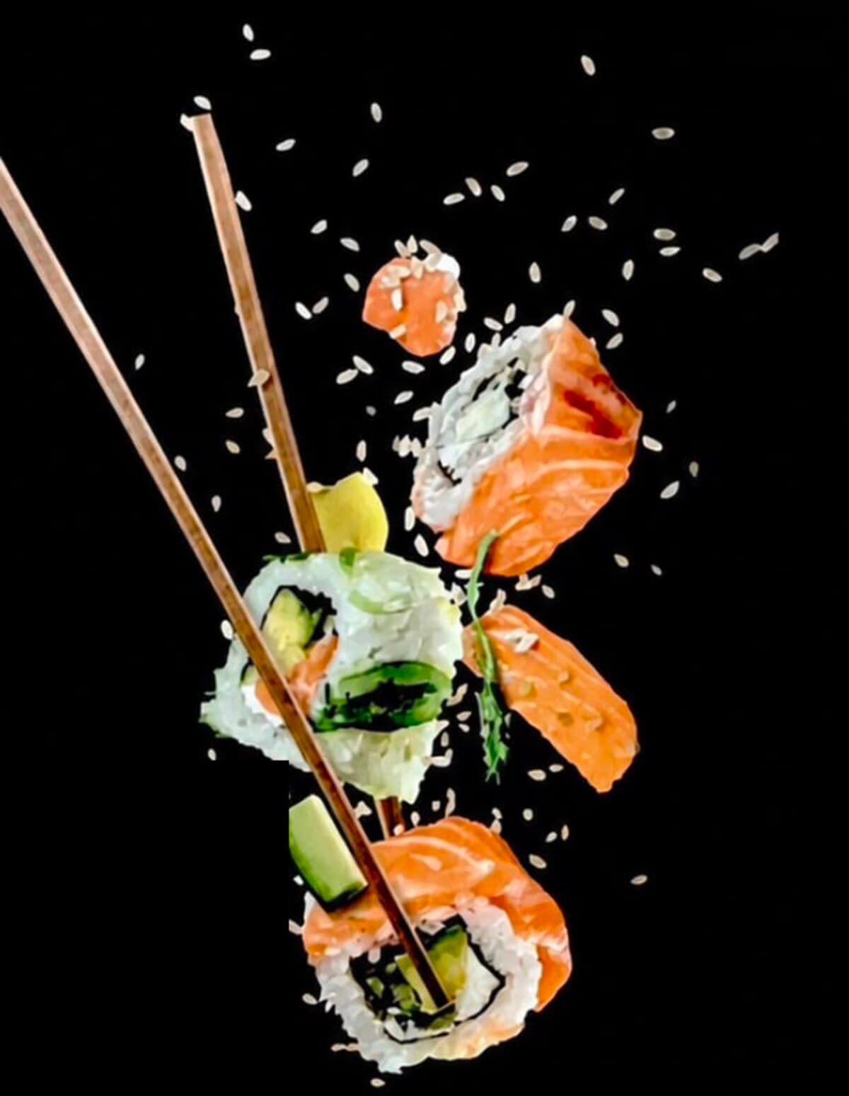 Sushis et makis en lévitation saisis aux baguettes sur fond noir