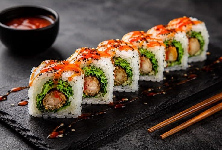 Nems rolls croustillants à la salade, nappés de sauce chili-thaï et de sésame