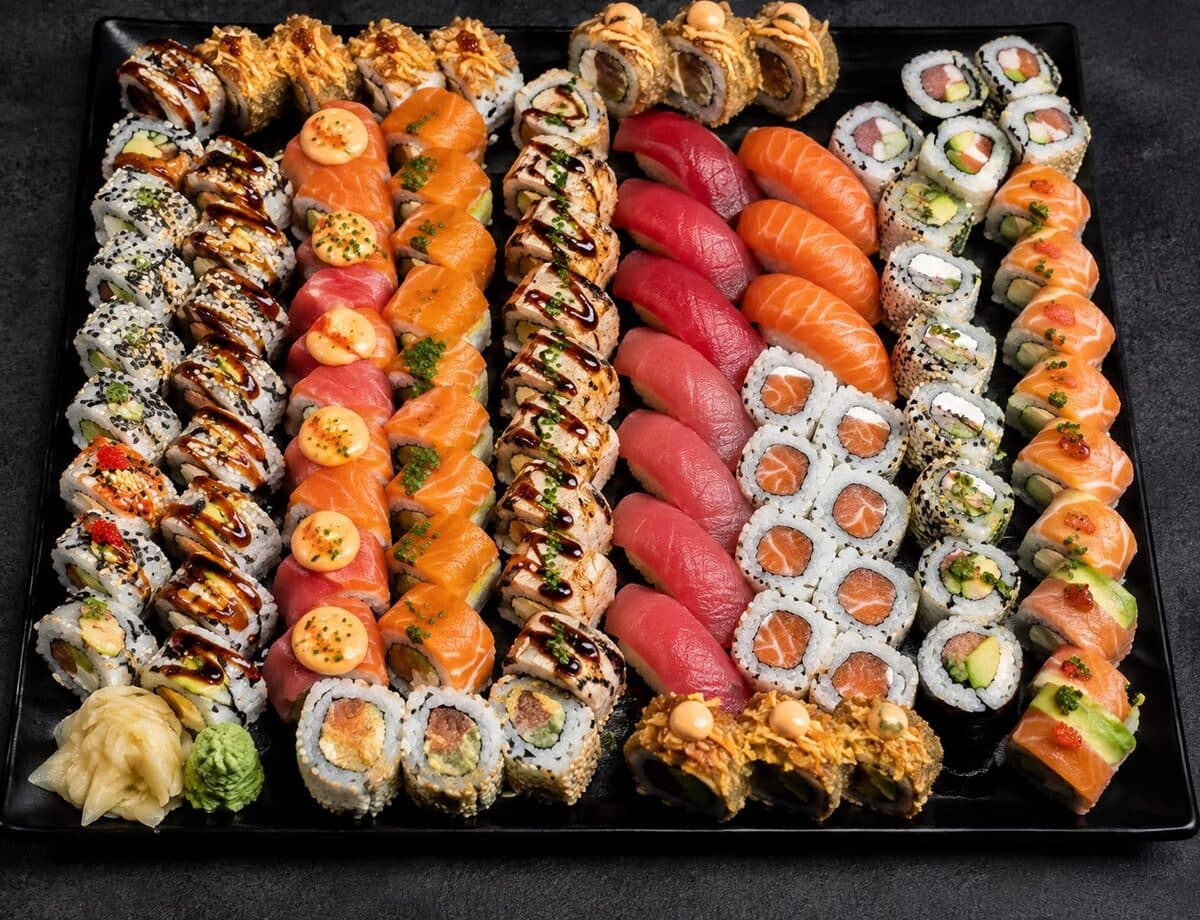 Le plateau Maki Wok : cinquante pièces alignées en rangées, makis, californias et nigiris