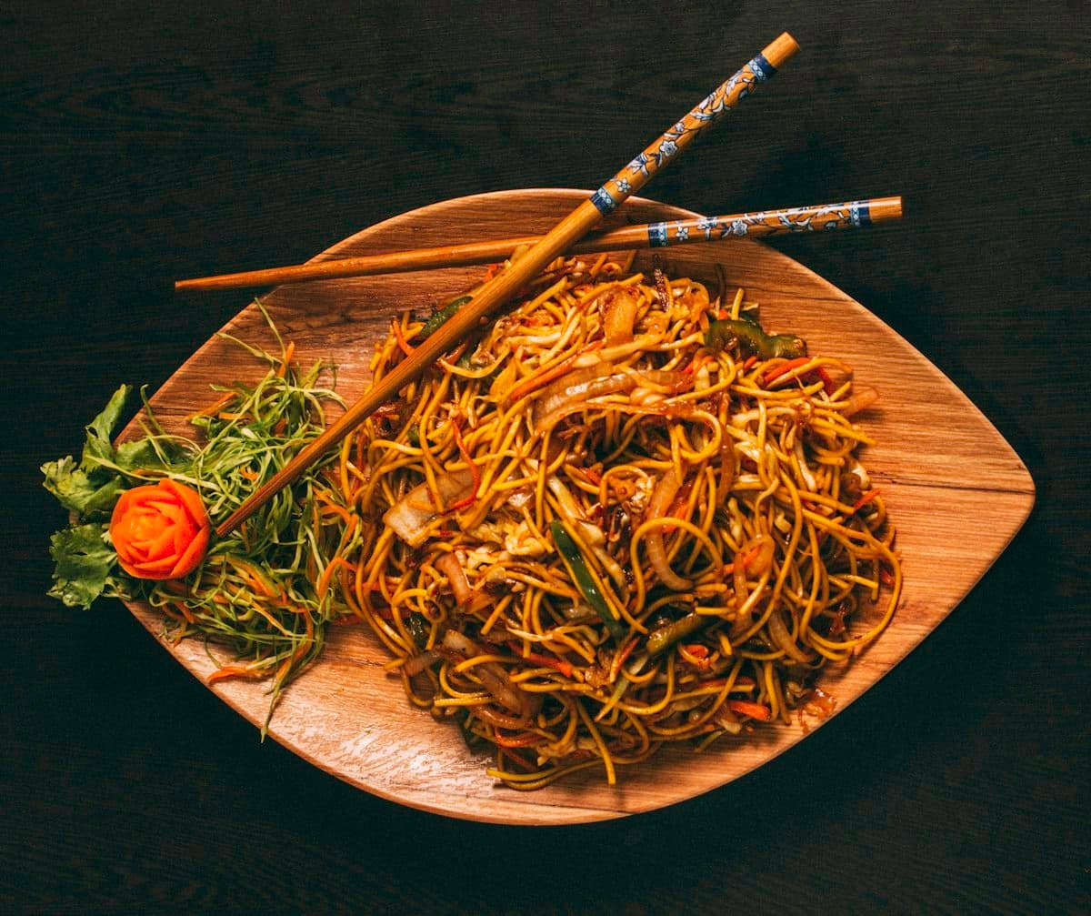 Bol de nouilles sautées au wok sur fond noir