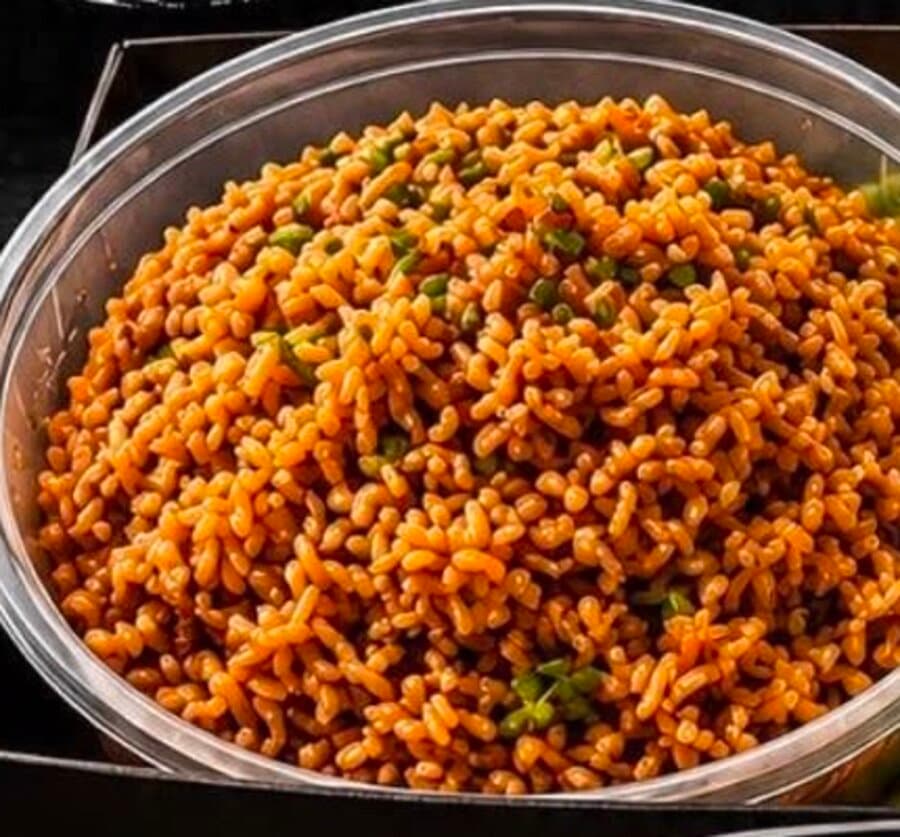 Wok de riz sauté en gros plan